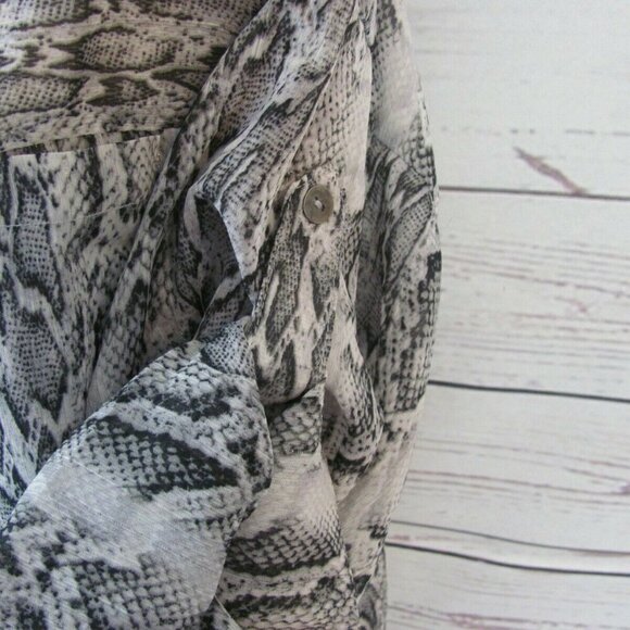 Women’s Love Stitch Blouse Button Down Size Large Grey Snakeskin Print NWT - Picture 8 of 12